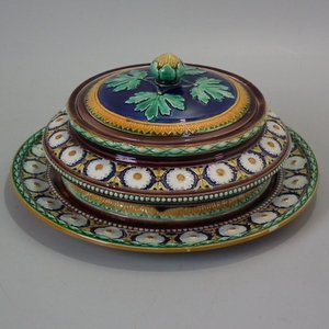 Wedgwood Majolica Daisy Butter Dish, Stand and Cover