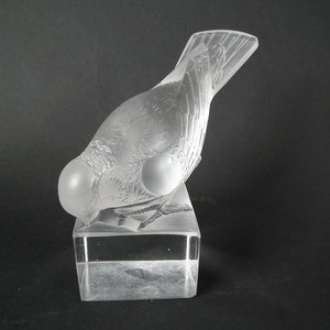 Rene Lalique 'Moineau Sur Socle Ailes Fermees' Paperweight