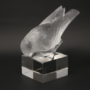 Rene Lalique Moineau Sur Socle Ailes Fermees' Paperweight