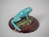 Small Majolica frog on grassy base