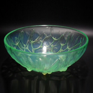 René Lalique Mint Green Opalescent Glass 'Gui No2' Bowl