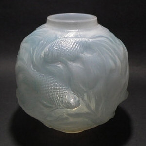 René Lalique Opalescent light blue staining Glass 'Formose' vase