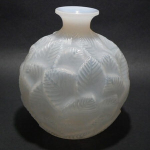 René Lalique Opalescent Glass 'Ormeaux' vase