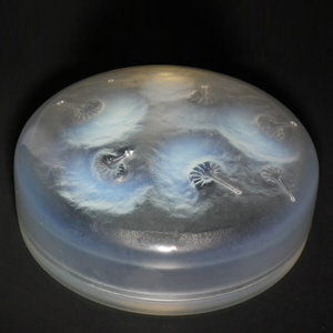René Lalique Opalescent Glass 'Houppes' Box