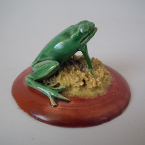 Small Majolica frog on grassy base