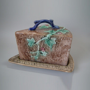Majolica Ivy wedge-shaped cheese keeper
