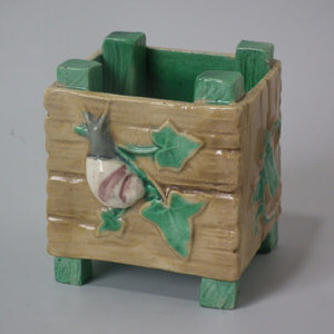 Worcester Majolica snail pot