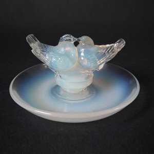 René Lalique Opalescent Glass 'Deux Colombes' Cendrier ashtray