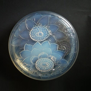 René Lalique Opalescent Glass Trois Dahlias Box
