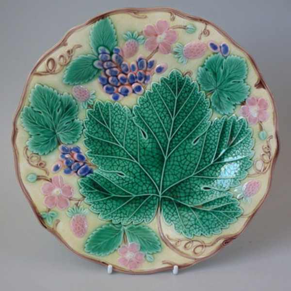 Wedgwood Majolica grape&strawberry plate - ID#17469 Image 1