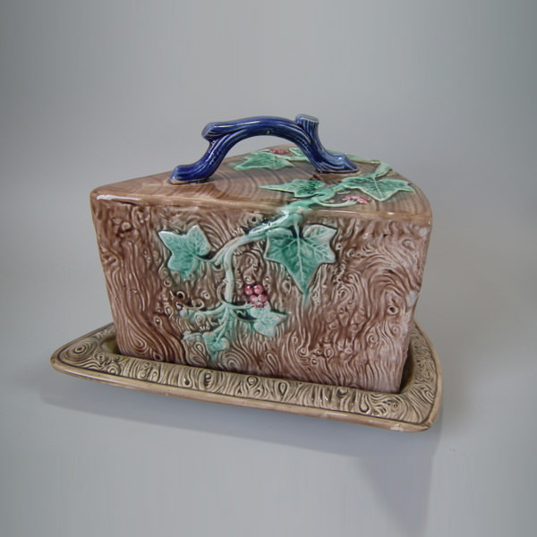 Majolica Ivy wedge-shaped cheese keeper - ID#19610 Image 1